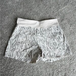 Athleta Trekkie North Cream Patterned Women's Shorts